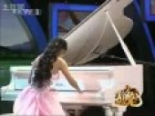 Cô gái chơi đàn Piano không có ngón tay