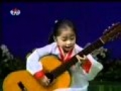 Cô bé Triều Tiên đánh đàn Guitar