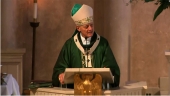 Đức Hồng Y Tổng Giám mục Washington bị phản đối ngay trong thánh lễ