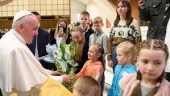 Các trẻ em gặp gỡ Đức Thánh Cha