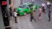 Tài xế taxi tông thẳng vào tên cướp